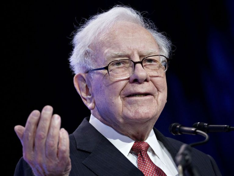 Warren Buffett prédit que les États-Unis « n’en ont pas fini avec les faillites bancaires », mais affirme que les dépôts sont sûrs