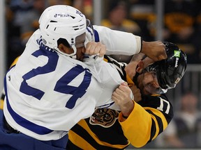 Wayne Simmonds des Maple Leafs se bat avec l'ancien coéquipier Nick Foligno des Bruins pendant la première période au TD Garden.