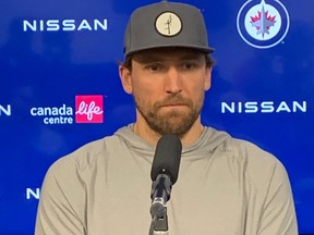 L'ailier des Jets de Winnipeg, Blake Wheeler, s'adresse aux médias lors de la disponibilité de l'équipe après la saison au Canada Life Centre, le samedi 29 avril 2023.