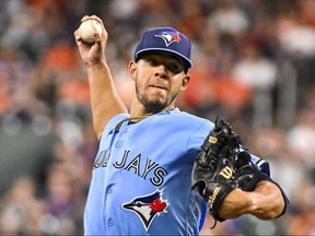 Jose Berrios des Blue Jays de Toronto lance lors de la première manche contre les Astros de Houston au Minute Maid Park le 19 avril 2023 à Houston, au Texas.