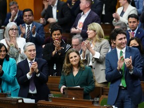 La vice-première ministre et ministre des Finances Chrystia Freeland reçoit des applaudissements alors qu'elle présente le budget fédéral à la Chambre des communes le 28 mars 2023.