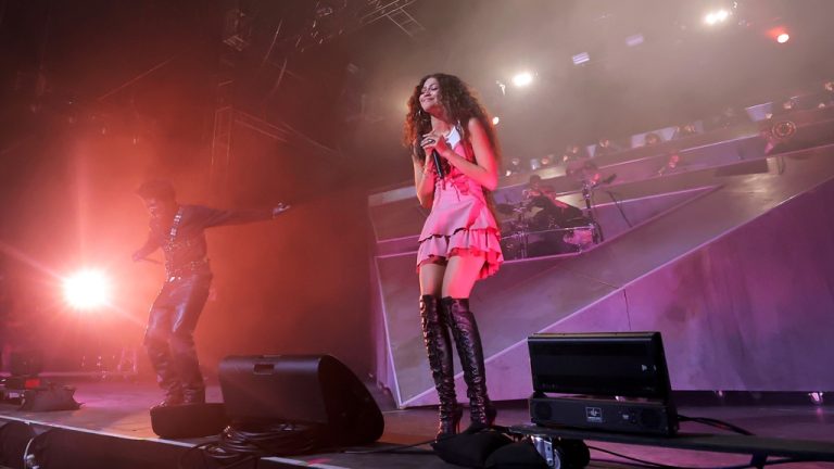 Zendaya fait une apparition surprise à Coachella 2023 et interprète "All for Us" pendant le tournage du Labrinth
