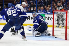 Morgan Rielly a les yeux écarquillés d'anticipation alors qu'il regarde le tir de son coéquipier John Tavares passer devant Andrei Vasilevskiy pour le but décisif de la série hier soir à Tampa.  (Nathan Ray Seebeck-USA TODAY Sports)