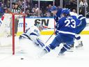 27 avril 2023 ;  Toronto, Ontario, CAN ;  L'ailier gauche des Maple Leafs de Toronto, Matthew Knies, se bat pour la rondelle devant le gardien de but du Lightning de Tampa Bay, Andrei Vasilevskiy, au cours de la troisième période du cinquième match de la première ronde des séries éliminatoires de la Coupe Stanley 2023 à la Scotiabank Arena. 