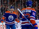 Warren Foegele (37 ans) et Ryan Nugent-Hopkins (93 ans) des Oilers d'Edmonton célèbrent un but contre les Stars de Dallas lors de la première période de la LNH au Rogers Place d'Edmonton, le jeudi 16 mars 2023. 