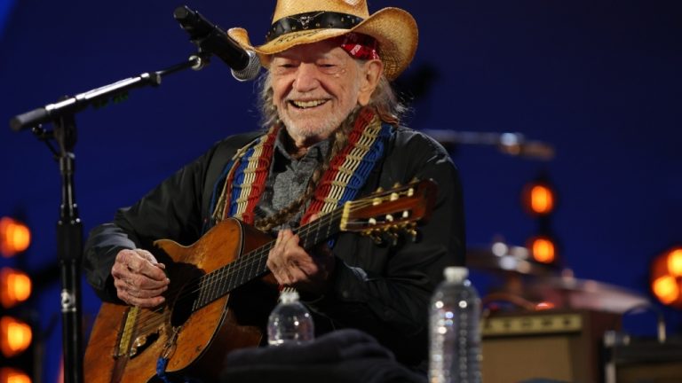 Willie Nelson fête ses 90 ans : Keith Richards rejoint le Hollywood Bowl Bash
