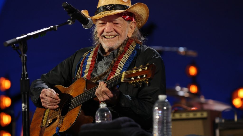 Willie Nelson fête ses 90 ans : Keith Richards rejoint le Hollywood Bowl Bash
