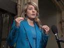 La ministre des Affaires étrangères, Mélanie Joly, s'entretient avec des journalistes alors qu'elle se rend à une réunion du cabinet sur la Colline du Parlement, le mardi 25 avril 2023 à Ottawa.  La ministre des Affaires étrangères, Mélanie Joly, est au Kenya pour aider à éclairer la réponse du Canada à la crise au Soudan.