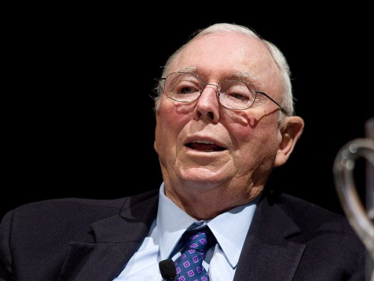 Charlie Munger voit plus de douleur à venir avec les banques américaines « pleines » de mauvais prêts immobiliers commerciaux