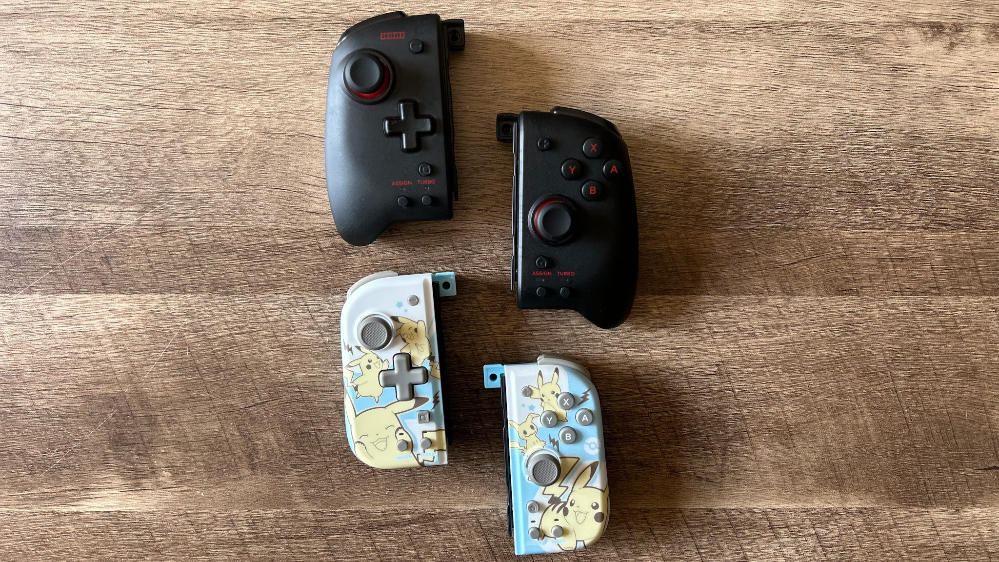 Contrôleurs Hori Split Pad Pro vs Hori Split Pad Compact sur une table en bois