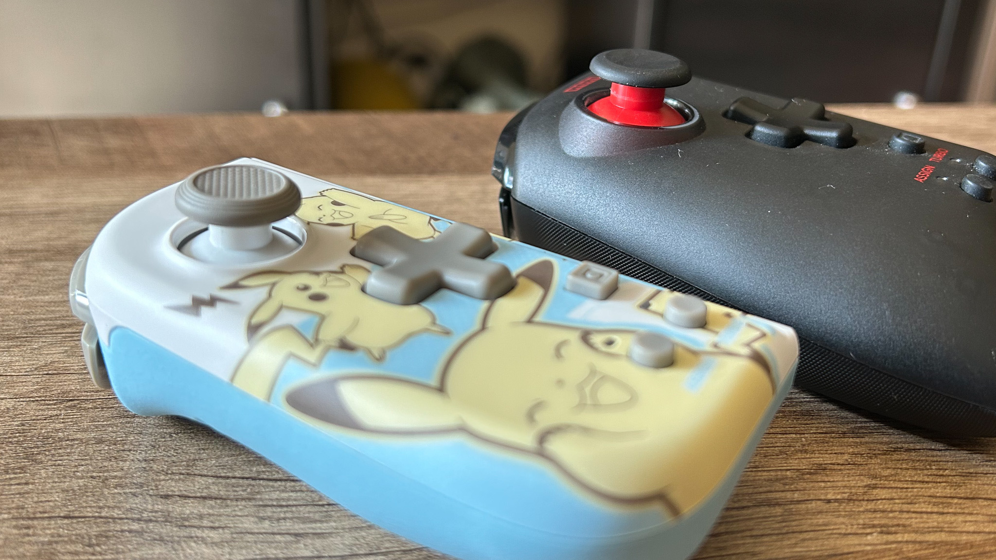 Gros plan sur les joysticks Hori Split Pad Pro vs Compact