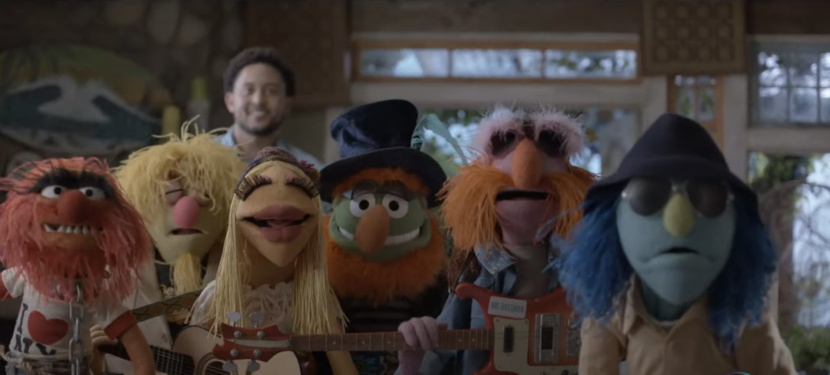 L'Electric Mayhem Band se lève et regarde droit vers la caméra