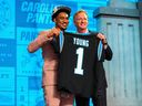 27 avril 2023 ;  Kansas City, Missouri, États-Unis ;  Le quart-arrière de l'Alabama Bryce Young avec le commissaire de la NFL Roger Goodell après avoir été repêché premier au classement général par les Panthers de la Caroline au premier tour du repêchage de la NFL 2023 à Union Station.  