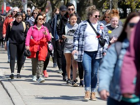 Des manifestants de l'AFPC font la grève autour des édifices gouvernementaux à Ottawa, le 28 avril.