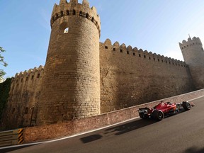 Maintenant, normalement, nous pensons que les conséquences d'une conduite un peu trop sauvage dans une voiture de course sont que vous claquez une pièce de machinerie coûteuse dans une sorte de barricade.  Les risques du circuit du Grand Prix dans la ville de Bakou semblent être que vous pourriez vous écraser contre les murs d'une ancienne forteresse.  Ce qui ne serait bon pour personne.  Soit dit en passant, la photo est celle du pilote Ferrari Charles Leclerc.  Giuseppe Cacace/AFP