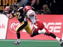 Darren Flutie, des Tiger-Cats de Hamilton, réussit une passe d'une seule main pour un touché alors qu'il est poursuivi par Shadwick Criss, des Stampeders de Calgary, lors du deuxième quart de la Coupe Grey à Vancouver, le dimanche 28 novembre 1999. Salle CFL Le receveur de la renommée Darren Flutie sera intronisé au Mur d'honneur des Tiger-Cats de Hamilton au Tim Hortons Field de Hamilton le 17 août, a annoncé l'équipe jeudi.