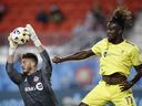 Le gardien du Toronto FC Alex Bono (25 ans) attrape le ballon aux côtés de l'attaquant du Nashville SC CJ Sapong (17 ans) lors d'une action de football de la MLS à Toronto, le samedi 18 septembre 2021.  