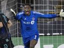 Le gardien de but du Toronto FC Sean Johnson (1) crie en signe de protestation après que l'attaquant de l'Union de Philadelphie Mikael Uhre ait marqué au cours de la première moitié d'un match de football de la MLS le samedi 22 avril 2023 à Chester, en Pennsylvanie. Johnson affronte l'équipe qu'il utilisait comme capitaine à New York Le City FC arrive au BMO Field samedi.  Avec seulement une victoire et six nuls en neuf sorties, Toronto doit commencer à récolter le maximum de points à domicile.  NYCFC, quant à lui, est à la recherche de sa première victoire sur la route cette saison.