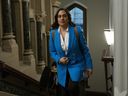 La ministre de la Défense Anita Anand arrive à une réunion du cabinet sur la Colline du Parlement, le mardi 25 avril 2023 à Ottawa.  Anand dit que les vols d'évacuation canadiens au Soudan ont été entravés par un problème mécanique dans un avion militaire.