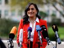 La ministre de la Défense nationale du Canada, Anita Anand, s'adresse aux médias à la base aérienne américaine de Ramstein, en Allemagne, le 21 avril 2023.