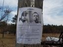 Une affiche annonçant la disparition de Keith Campbell et Justin Yeo, sur un poteau électrique le long de Spring Creek Road à Legion Road, près de l'endroit où les restes de deux personnes ont été retrouvés le matin du lundi 3 avril 2023. (Scott Dunn/The Sun Times/Réseau Postmédia)