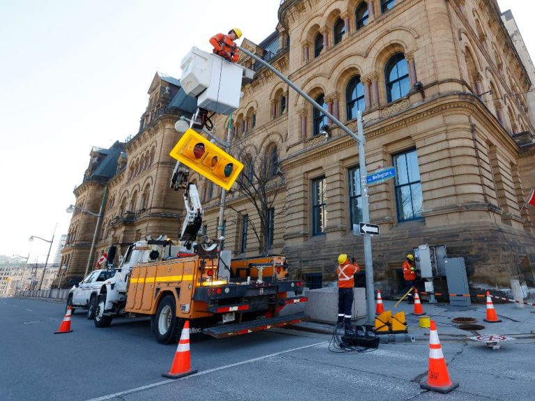 La Ville d’Ottawa rouvre la route devant le Parlement, fermée depuis Freedom Convoy