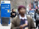 Une signalisation portant l'ancien nom de l'Université Ryerson, qui a depuis été renommée Université métropolitaine de Toronto, est visible sur le campus universitaire de Toronto le mardi 26 avril 2022. Un an après que l'Université Ryerson a été renommée Université métropolitaine de Toronto, le président de l'école déclare le nouveau nom a été un élément important de son engagement envers la réconciliation au sein de l'établissement postsecondaire.