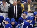 L'entraîneur-chef des Maple Leafs, Sheldon Keefe, regarde depuis le banc lors de la troisième période contre le Lightning de Tampa Bay à Toronto, le mardi 18 avril 2023. 