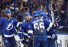 L'ailier du Lightning de Tampa Bay Alex Killorn (17) célèbre avec Steven Stamkos (91), Brayden Point (21), Victor Hedman (77) et Nikita Kucherov (86) après avoir marqué un but contre les Maple Leafs de Toronto.