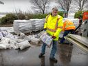 L'employé municipal James Ranger charge des sacs de sable sur un camion dans l'arrondissement de L'Île-Bizard—Ste-Geneviève à Montréal le 17 avril 2023. La montée des eaux de la Rivière-des-Prairies a incité les municipalités à prendre des mesures de précaution.