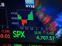 Un moniteur affiche les données du marché S&P 500 devant la Bourse de New York.