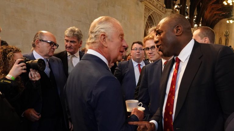 Le roi et la reine consort rencontrent des députés, des pairs et du personnel à la réception de Westminster Hall