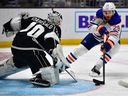 Le centre des Oilers d'Edmonton Leon Draisaitl (29) se déplace pour un tir contre le gardien de but des Kings de Los Angeles Joonas Korpisalo (70) au cours de la troisième période du match 6 du premier tour des séries éliminatoires de la Coupe Stanley 2023 à Crypto.com Arena à Los Angeles, Californie ., le 29 avril 2023. 