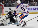 Le gardien de but des Kings de Los Angeles Joonas Korpisalo (70) bloque un tir contre le centre des Oilers d'Edmonton Connor McDavid (97) au cours de la première période du sixième match du premier tour des séries éliminatoires de la Coupe Stanley 2023 à Crypto.com Arena. 