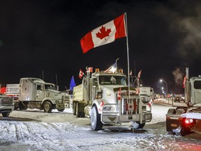 Les manifestants du mandat du vaccin anti-COVID-19 se rassemblent alors qu'un convoi de camions bloque l'autoroute au passage frontalier américain très fréquenté à Coutts, en Alberta, le mardi 1er février 2022. Un pasteur de Calgary devrait savoir aujourd'hui s'il sera reconnu coupable pour sa participation à une manifestation de convoi l'an dernier qui a bloqué le principal passage frontalier de l'Alberta vers les États-Unis.