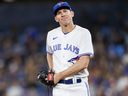 Chris Bassitt des Blue Jays de Toronto réagit alors qu'il lance la première manche de leur match de la MLB contre les Mariners de Seattle au Rogers Center le 30 avril 2023 à Toronto.