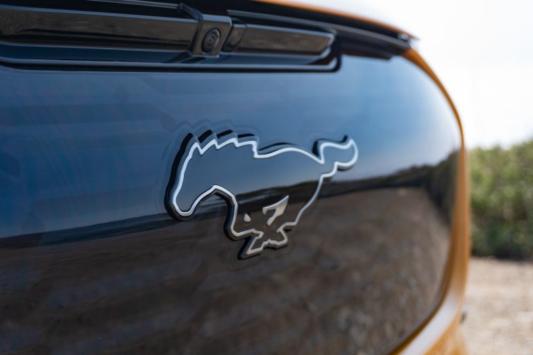 Ford réduit les prix de sa Mustang Mach-E tout électrique alors qu’elle rouvre les commandes