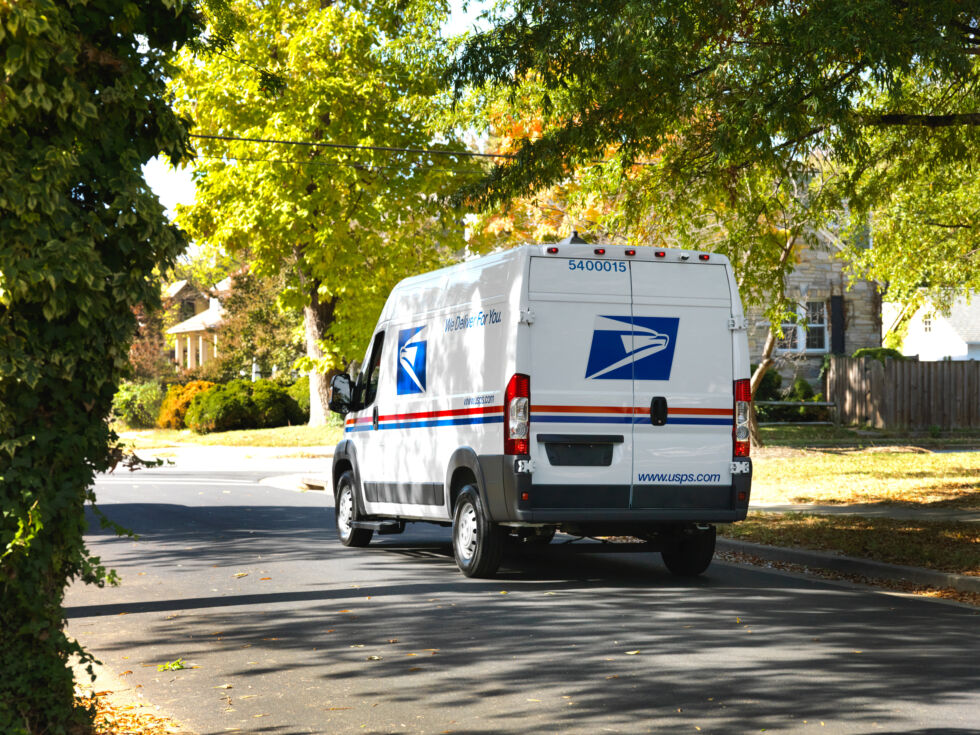 En plus de ces Ford E-Transits, l'USPS achète 9 250 autres camionnettes de livraison à essence comme cette Dodge Promaster.