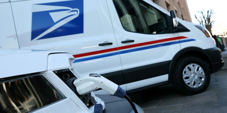 Les nouvelles fourgonnettes électriques USPS retardées jusqu’à la mi-2024, selon des documents judiciaires