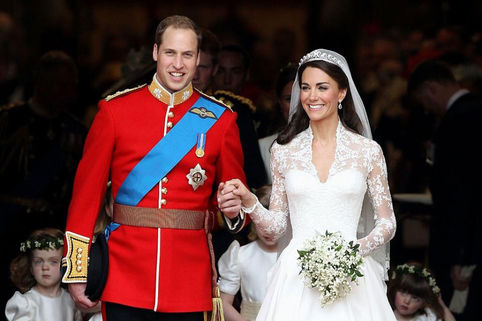 londres, angleterre 29 avril trh prince william, duc de cambridge et catherine, la duchesse de cambridge sourient après leur mariage à l'abbaye de westminster le 29 avril 2011 à londres, angleterre le mariage du deuxième en ligne sur le trône britannique était dirigé par l'archevêque de canterbury et a réuni 1900 invités, y compris des membres étrangers de la famille royale et des chefs d'état, des milliers de sympathisants du monde entier ont également afflué à londres pour assister au spectacle et à l'apparat du mariage royal photo par chris jacksongetty images