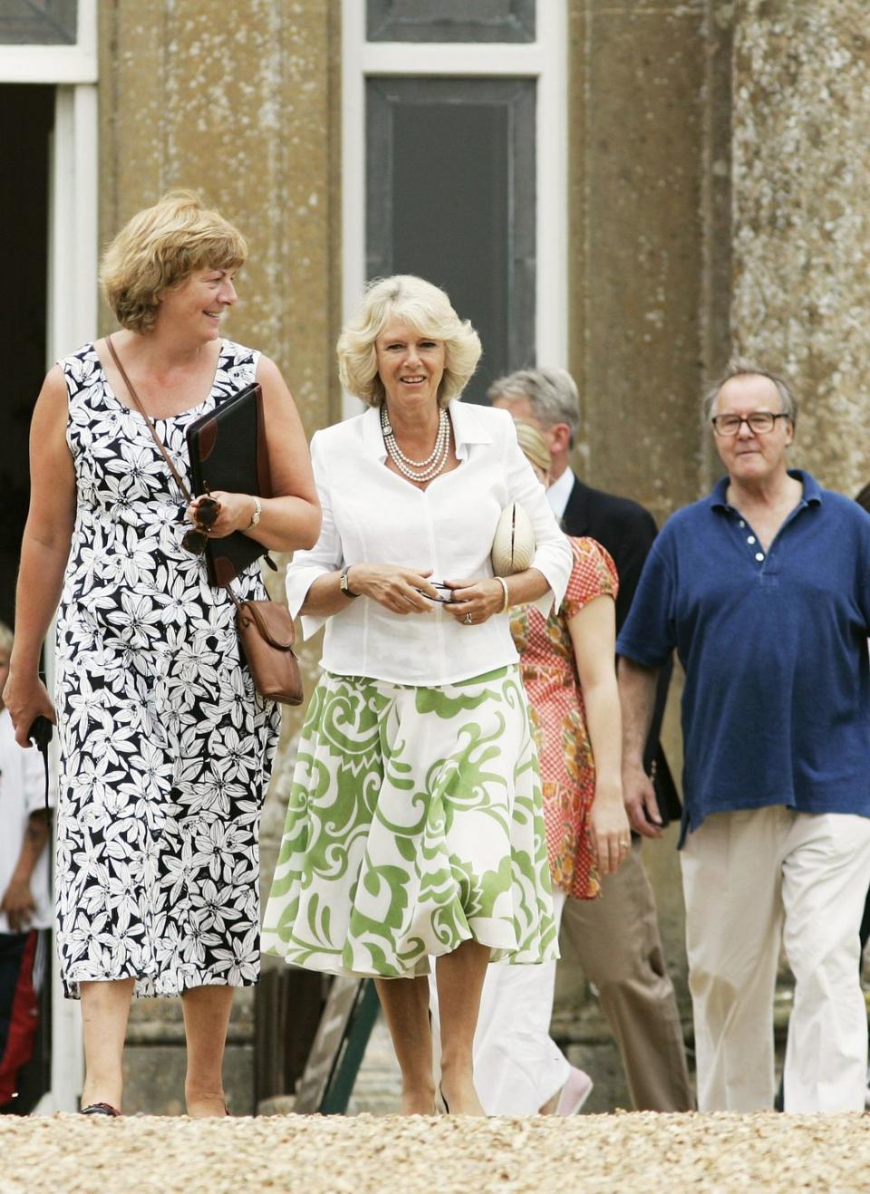 wiltshire, angleterre 22 juillet camilla, duchesse de cornouailles avec lord et lady lansdowne à leur domicile bowood house pour une exposition canine et une foire de campagne organisée en soutien à l'organisme de bienfaisance macmillan cancer relief le 22 juillet 2006 à wiltshire, angleterre photo de tim graham photo bibliothèque via images getty