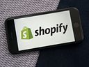 Le logo Shopify Inc. affiché sur un smartphone.