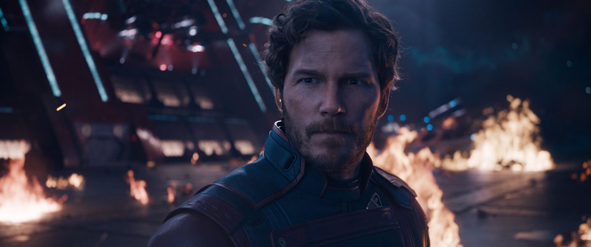 Peter Quill/Star-Lord (Chris Pratt) a l'air sévère sur le pont enflammé d'un vaisseau spatial dans Les Gardiens de la Galaxie Vol.  3. 