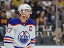 Connor McDavid # 97 des Oilers d'Edmonton prend une pause lors d'un arrêt de jeu dans la première période du premier match du deuxième tour des séries éliminatoires de la Coupe Stanley 2023 contre les Golden Knights de Vegas au T-Mobile Arena le 03 mai 2023 à Las Vegas, Nevada.  Les Golden Knights ont battu les Oilers 6-4. 