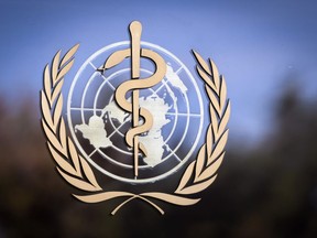 Le logo de l'Organisation mondiale de la santé (OMS) est représenté sur la façade du siège de l'OMS le 24 octobre 2017 à Genève.