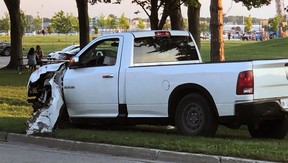 Un Dodge Ram blanc a été lourdement endommagé après avoir percuté un poteau de signalisation dans les rues Exmouth et Front à Sarnia le 3 juillet 2021. (Greg Grimes Photo)