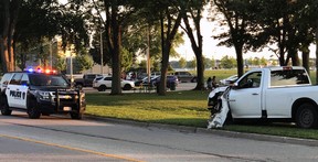 Un Dodge Ram blanc a été lourdement endommagé après avoir percuté un poteau de signalisation dans les rues Exmouth et Front à Sarnia le 3 juillet 2021. (Photo de Greg Grimes)