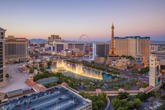 Vue aérienne de la bande de Las Vegas au Nevada comme on le voit la nuit.