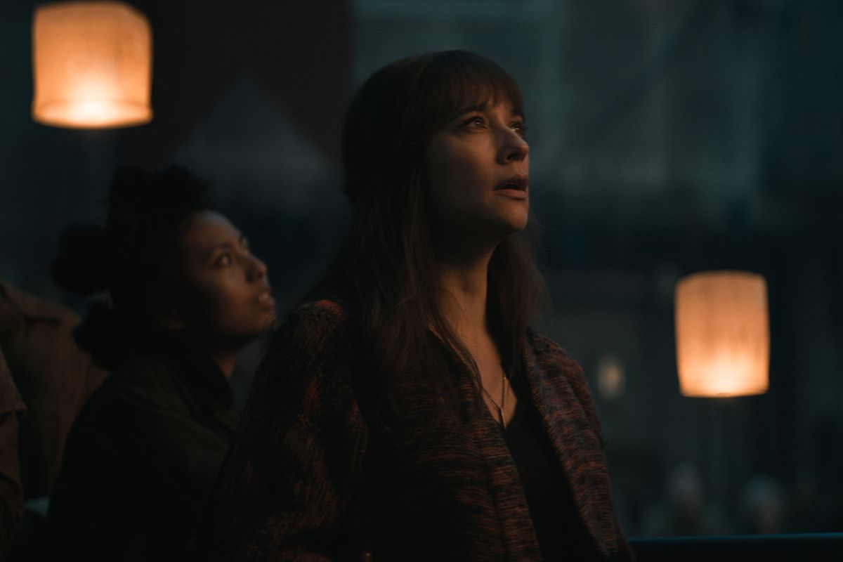 Allison (Rashida Jones) lève les yeux vers quelque chose dans une image fixe de Silo