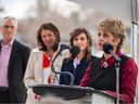 Le maire Jyoti Gondek prend la parole lors d'une conférence de presse annonçant le futur centre d'événements à Calgary le mardi 25 avril 2023.